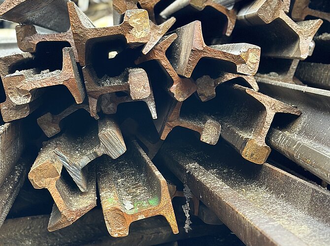 Ein Stapel ausrangierte Bahnschienen auf dem Baumgärtner Wertstoffhof