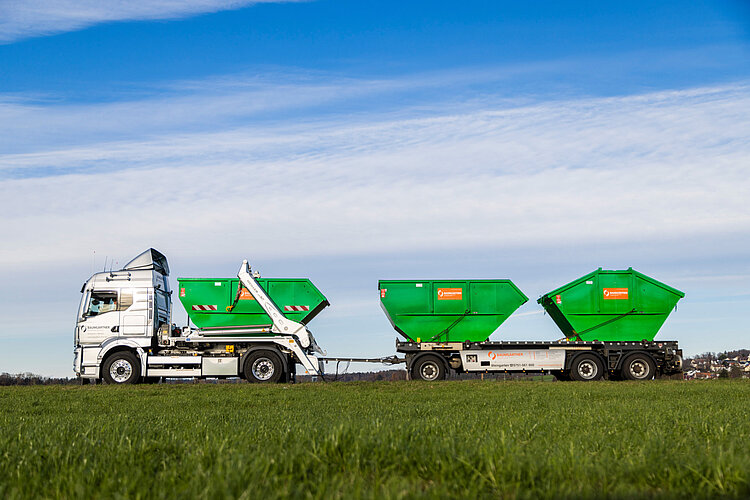 Baumgärtner Nachhaltigkeit Ein LKW transportiert mehrere Container