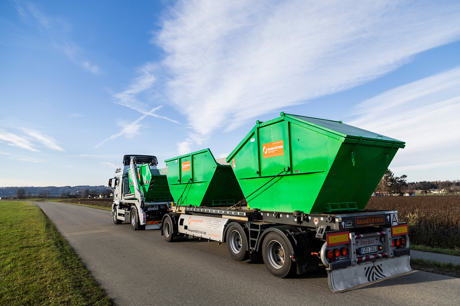Baumgärtner LKW Ein LKW mit grünen Baumgärtner Containern