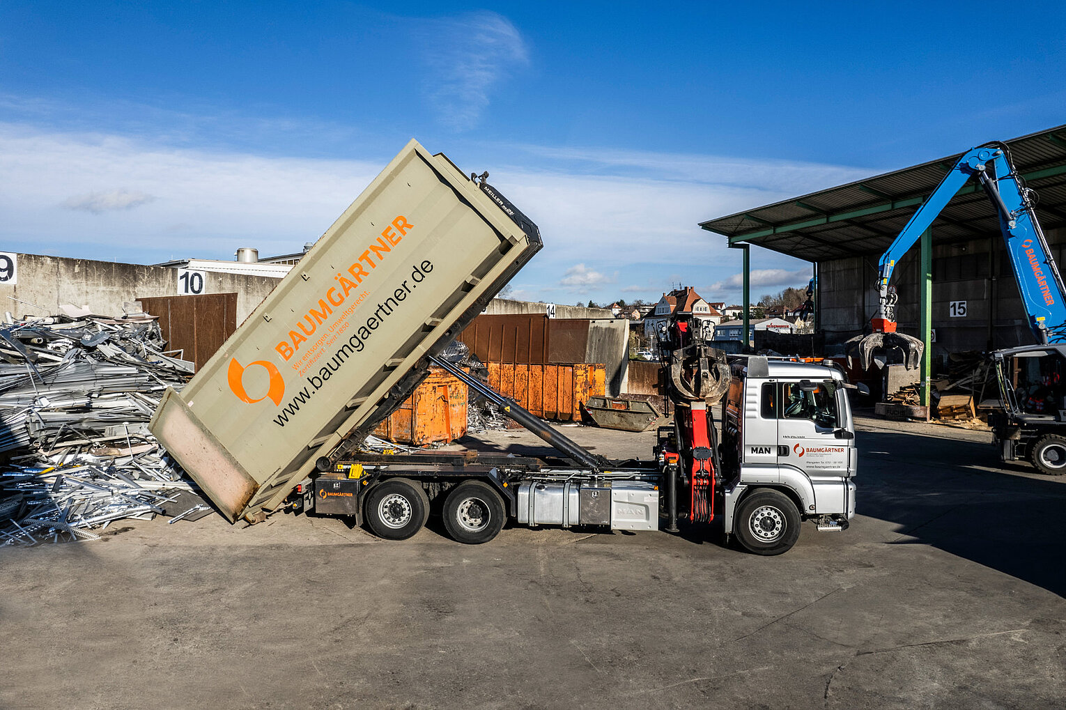 Baumgärnter Containerservice Ein Baumgärtner Container wird von einem LKW entleert