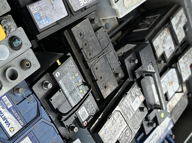 Alter Bleibatterien auf einem Wertstoffhof