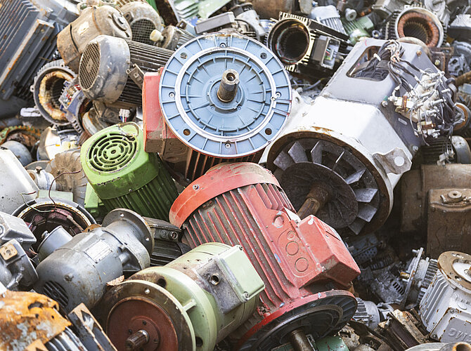 Gebrauchte Motoren auf einem Wertstoffhof