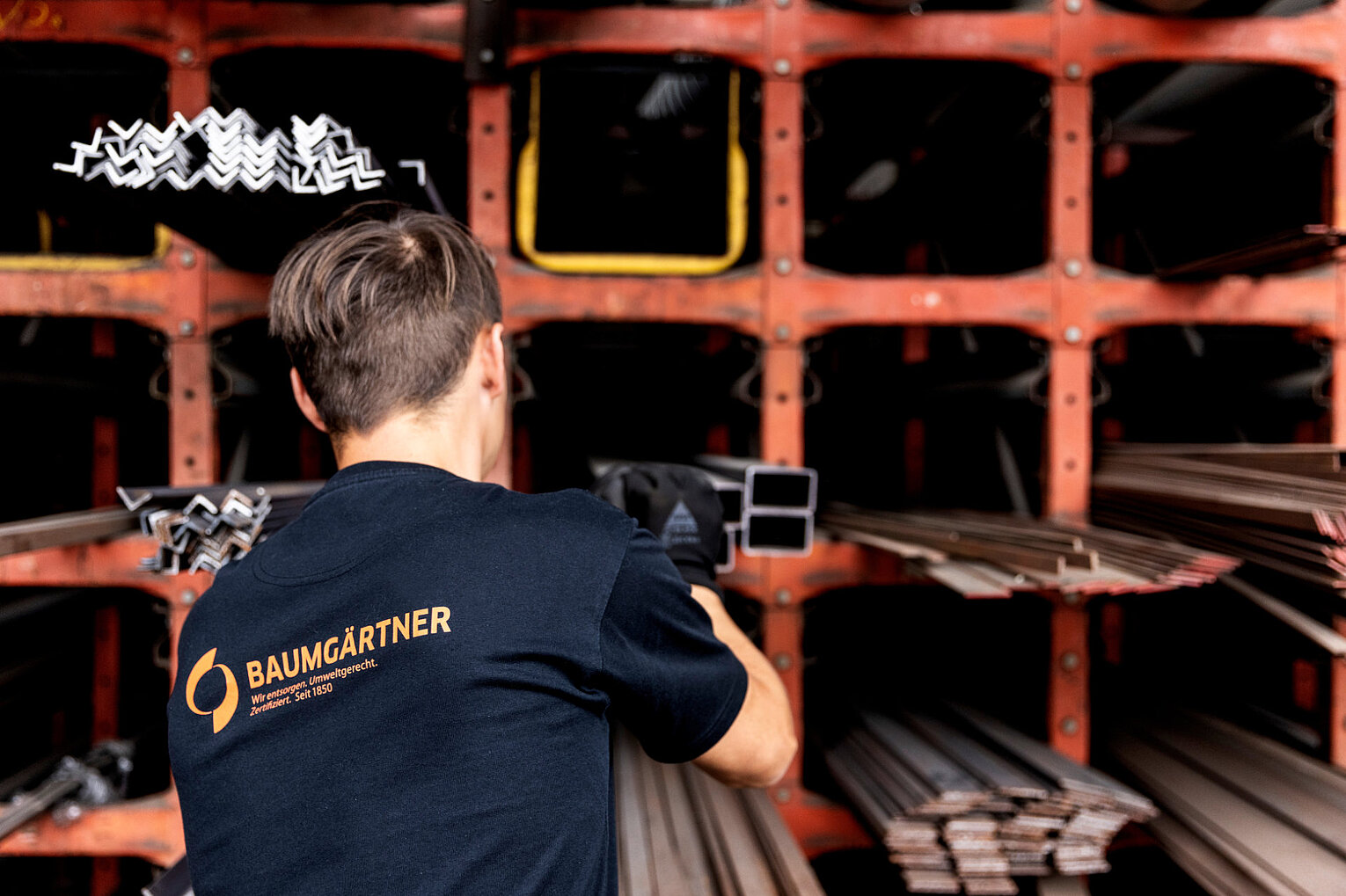 Ein Mitarbeiter von Baumgärtner lagert Aluprofile ein
