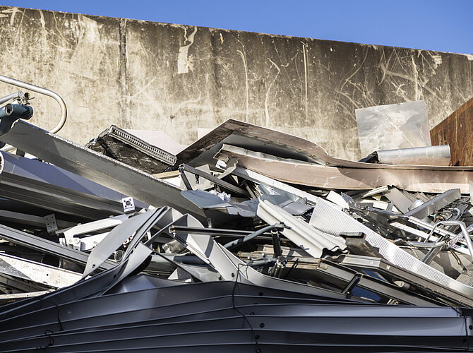 Aluminiumgeschirr vor einer Betonwand