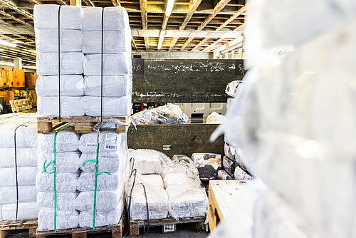 Mehrere Paletten mit verpackten Putzlappen