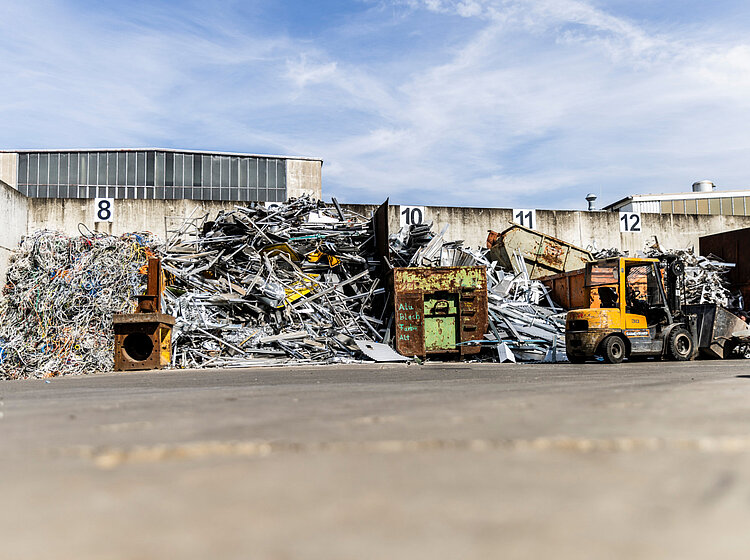 Baumgärtner Recycling Ein Wertstoffhof mit mehreren Ablageorten für Abfälle