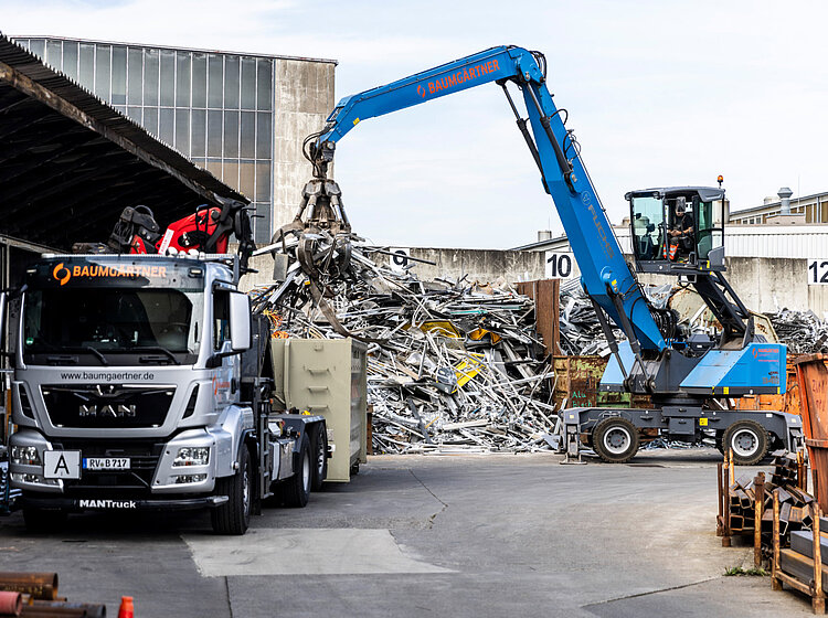 Ein Kran entlädt einen LKW