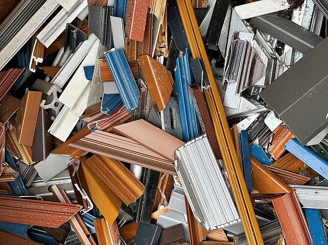 Verschiedene alte Fensterrahmen aus Holz und Aluminium