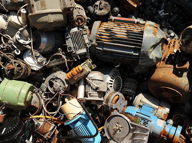 Alte Motoren auf dem Wertstoffhof von Baumgärtner Recycling