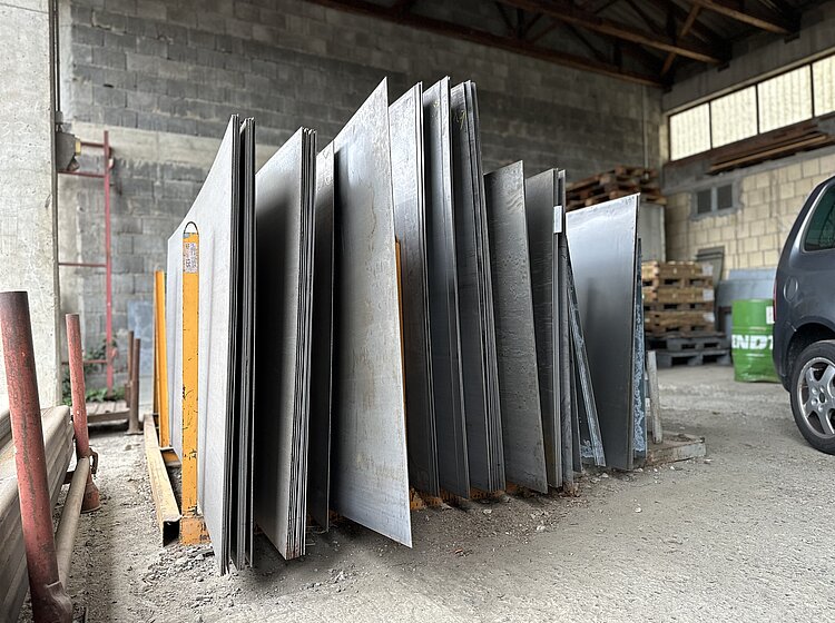 Metallplatten in verschiedenen Größen stehen nebeneinander